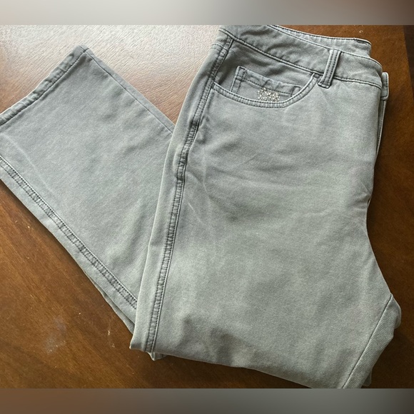 Ladies Size 8 Short Dream Jeanne’s by Quacker Factory Gray Denim W/Rhinestones - Picture 1 of 16